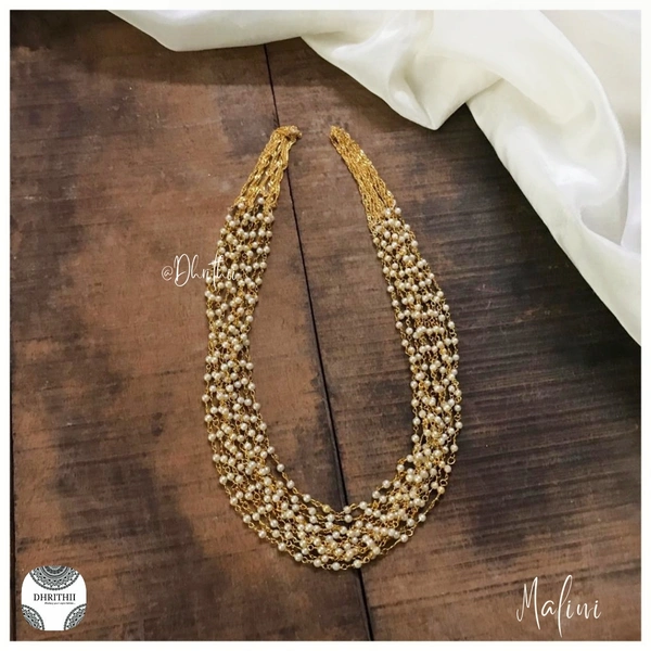 MALINI - PEARL & GOLD , SLIGHTLY ABOVE CHEST