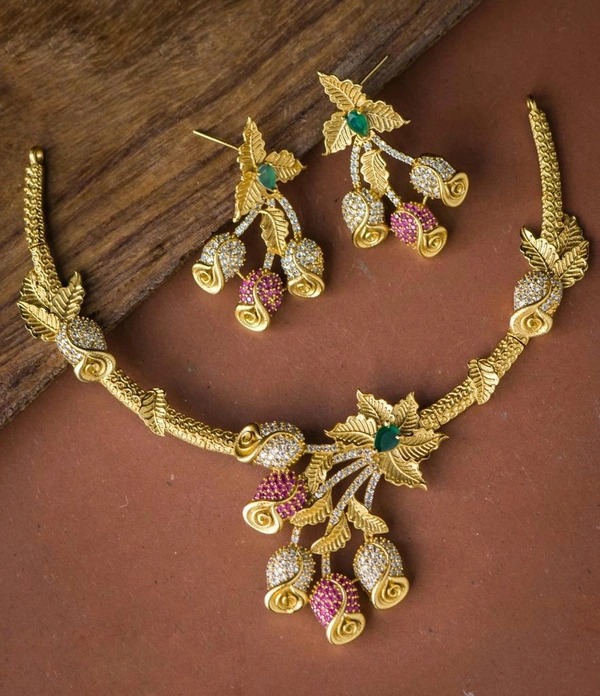 GRAND FLORAL NECKLACE D681 - PROVIDED DEFAULT, NECKLACE