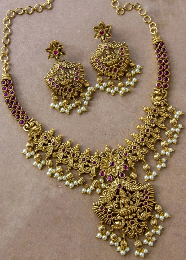 BEAUTIFUL KEMP PEARL NECKLACE