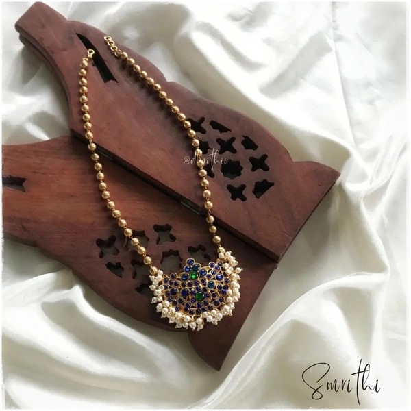 SMRITHI- KEMP D8903 - RED GREEN AND BLUE , PROVIDED , SLIGHTLY ABOVE CHEST 