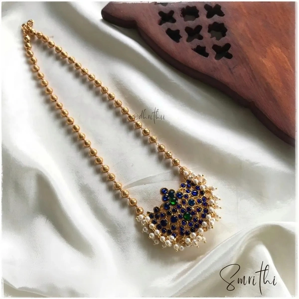 SMRITHI- KEMP D8903 - RED GREEN AND BLUE , PROVIDED , SLIGHTLY ABOVE CHEST 