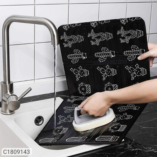 Kitchen Shield- Foldable Shield/Anti-Splash Splatter Guard For KitchenPackage Contains: Product Description: The pratical splatter shield, prevent cooking surfaces, counters, walls and floors from hot and grease, fire to certain sizes burners and pans.Package Contain: It has 1 Piece of Oil Splatter ScreenMaterial: Aluminum FoilDimensions (L X W in cm) : 84.5 x 32.5cmWork: PrintedFe