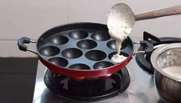 Appam 12 Cavity Pan•Non Stick Pan•With Lid•Made of Aluminium Mrp on box-660₹Our price-490₹