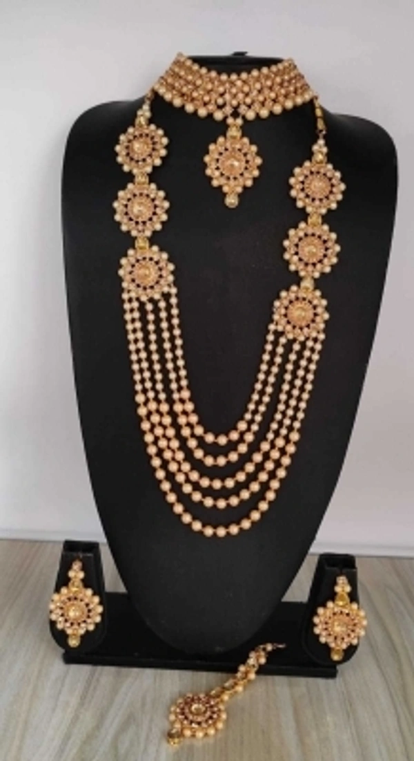 Alloy Jewel SetColor :GoldColor Code :GOLDModel Number :S16NOLCDSales Package Id :ITS A PACK OF COMBO WITH ONE CHOKER SET,