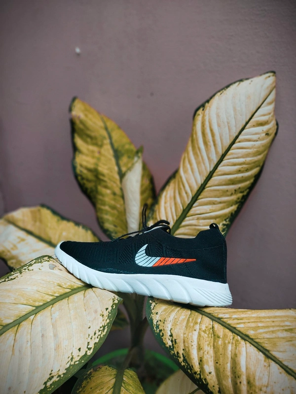 Nike Sports Shoes Weightless  - Black, 8 9