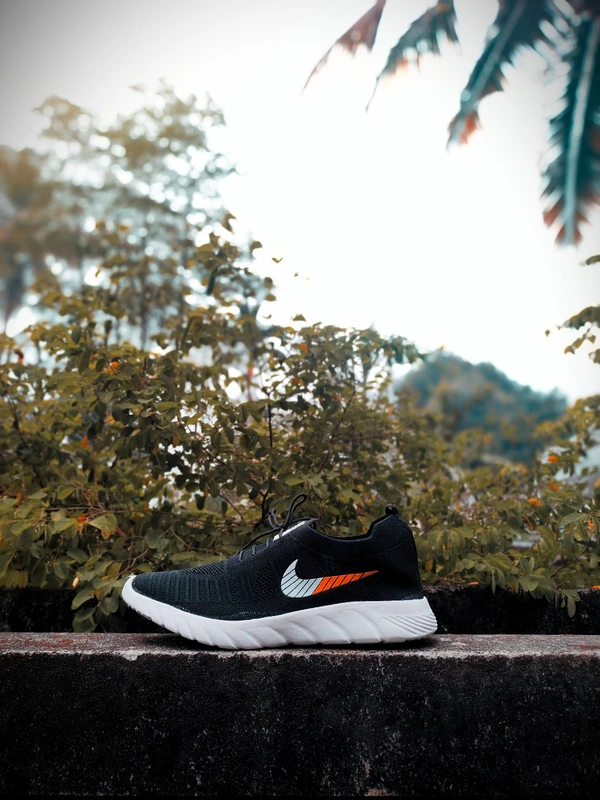 Nike Sports Shoes Weightless  - Black, 8 9