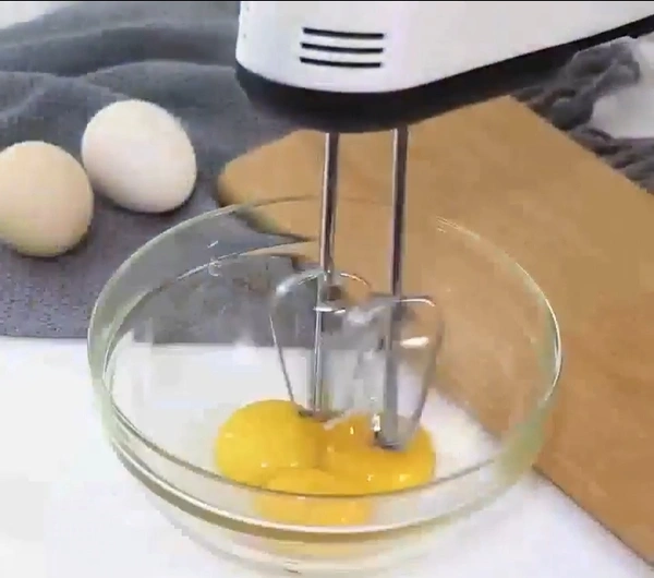 Electric Beater With 2 Attachment 