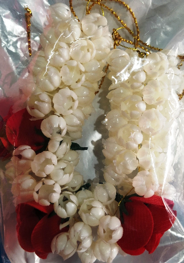 Hair Gajra in Artificial Mogra Flower Plastic