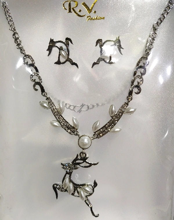 D S Antique Necklace - Silver, Free
