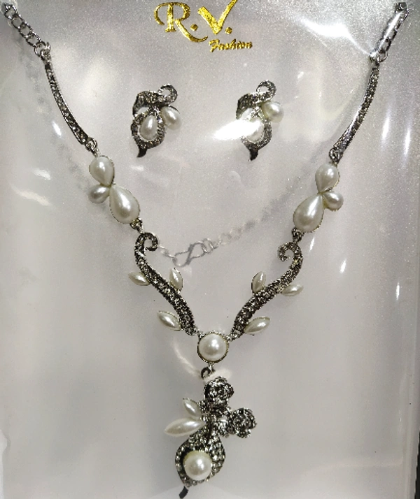 D S Antique Necklace - Silver, Free