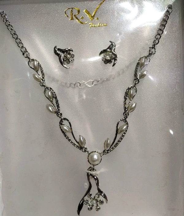 D S Antique Necklace - Silver, Free