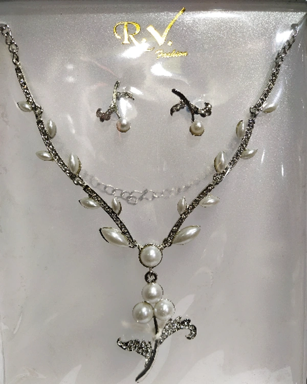 D S Antique Necklace - Silver, Free