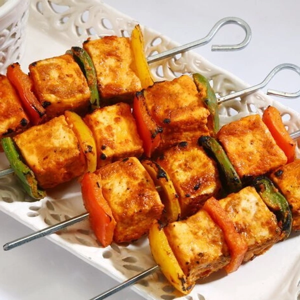 TANDOORI PANEER                      Spiced Paneer, Onion, Green Capsicum, Red Paprika, Tomato 