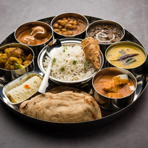 MAKHANI SUPREME                         Sweetcorn, Onion, Capsicum, Black Olive 