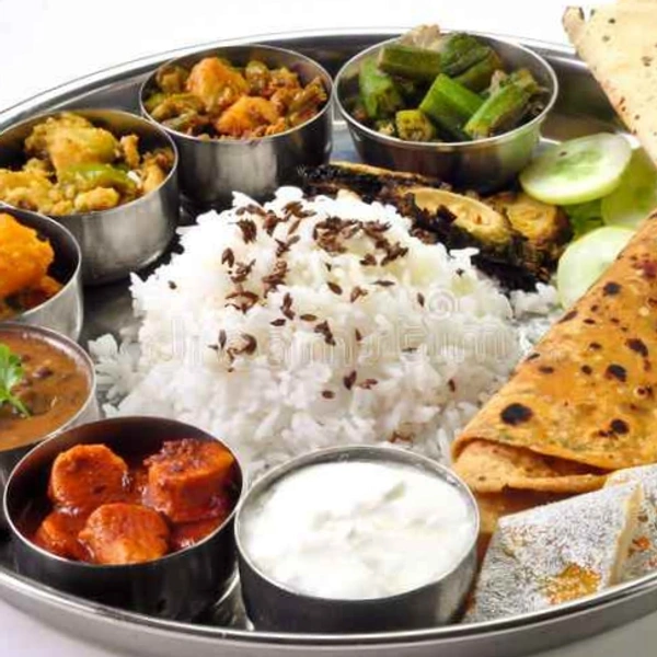 VEG THALI           Paneer Butter Masala, Mix Veg, Dal Fried, Rice, Roti 4pice,sirka Fan,Achari,Hari ,Chatni,  Papad 