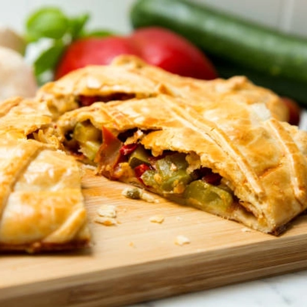 VEG CALZONE              (  Cheese Blend,mozz Cheese, Onion, Capsicum, Paneer, Red Paprika, Green Chili, Crush Garlic, Coriander)