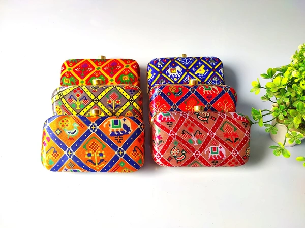 Valley Handicrafts  Patola Print Metal Hand Clutches with Hanging Chain for Women / indian Style Evening Clutches ,Stylish Purse For Parties & Wedding ceremony Best Gifts Favours Giveaways &  Favours /Shagun Return Gifts for Haldi  Mehendi Roka Wedding (5pcs ) - Mix Colour, 5