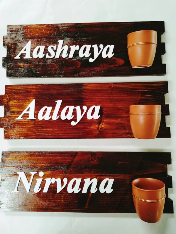 Pinewood Nameplate With Pot - 18/6"
