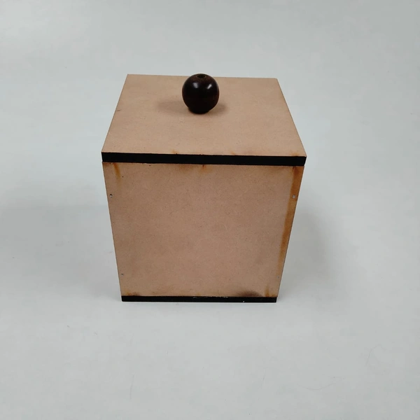 Box With Knob - 4/4/4"
