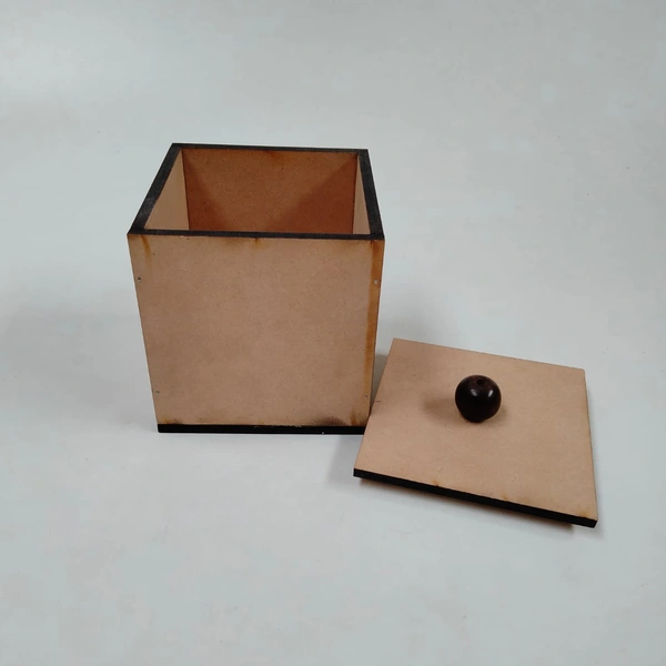 Box With Knob - 4/4/4"