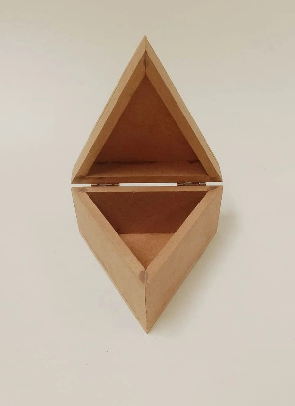 Traingle Box - 8/8/3"