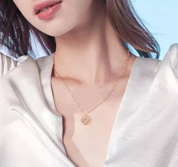 Woman Love Hearts Pendant Necklace Gold Plated four-leaf