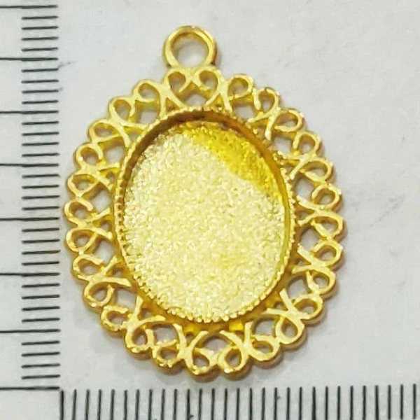 Round Oval Closed Bezel - Gold - 35mm