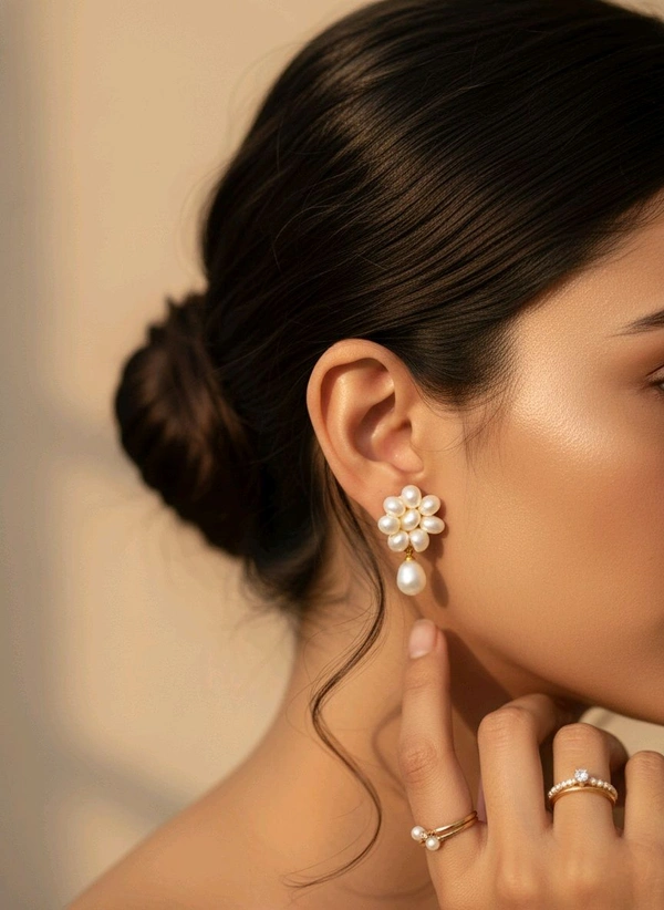 Pearl Earrings - PE125 - White, Gold, 4 MM