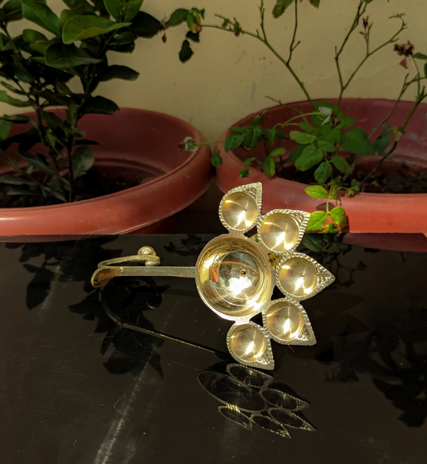 VIKRAM METAL  Brass 5 Batti Aarti  - 2 NO., GOLDEN