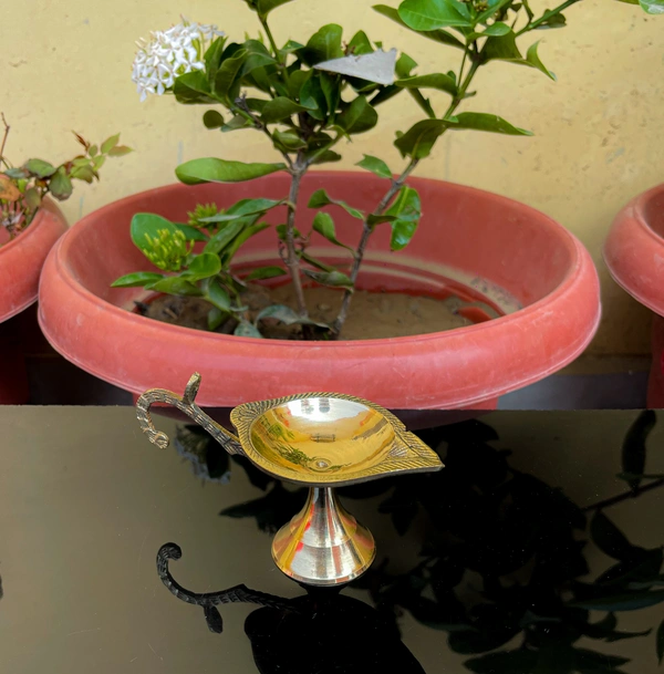 VIKRAM METAL  Brass Single Aarti Diya with Detachable Handle - 4*1.7 INCH, GOLDEN