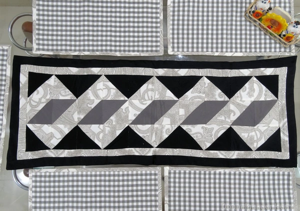 Doppelganger Homes Twisted-Pole Table Runner (7PCS)