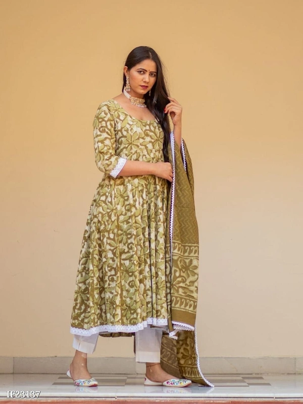 Beautiful 🥰 Outfit In Three Piece Suit - M, Soil