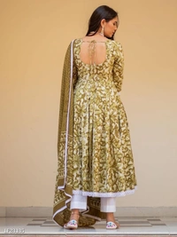Beautiful 🥰 Outfit In Three Piece Suit - M, Soil