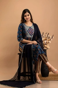 👗Patola printed heavy embroidery worked, kurti with pant and dupatta - XL