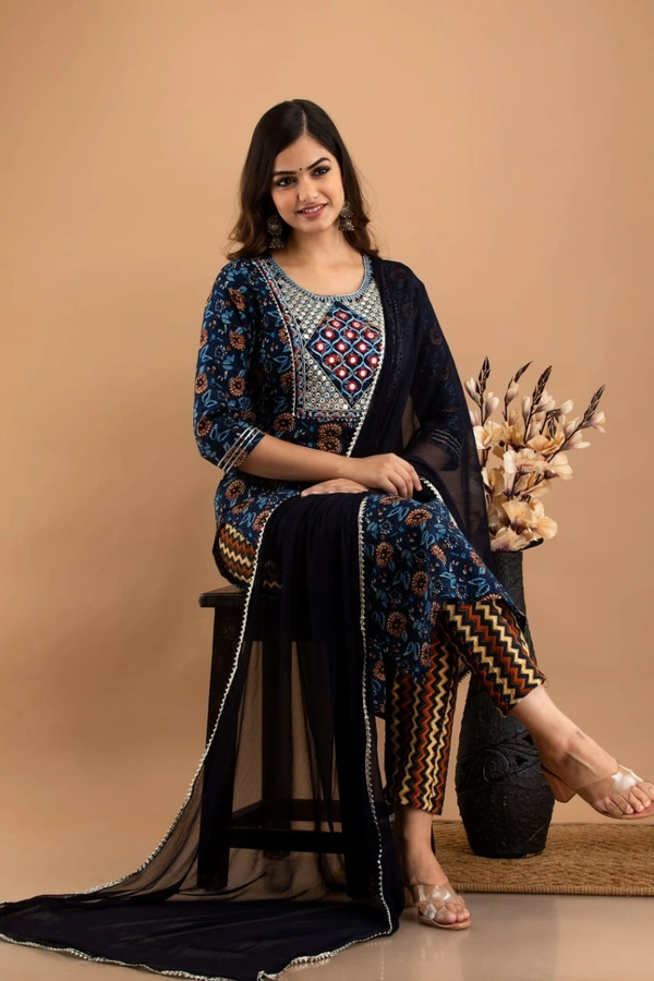 👗Patola printed heavy embroidery worked, kurti with pant and dupatta - XL