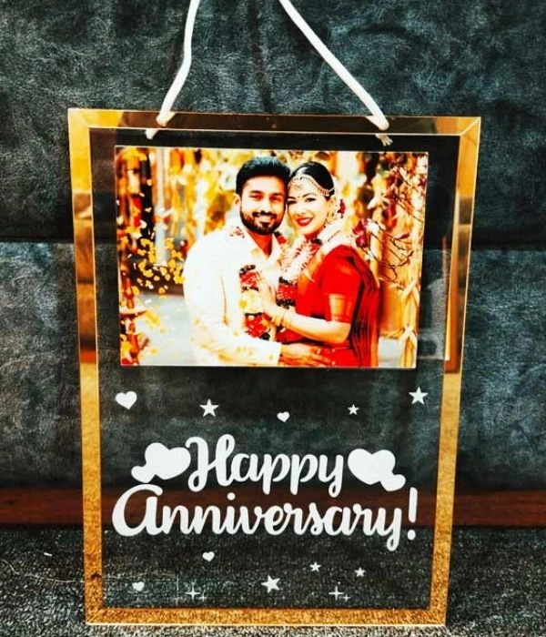Golden Acrylic Hanging Frame With Pic - Gold And White, 6*8 Inch