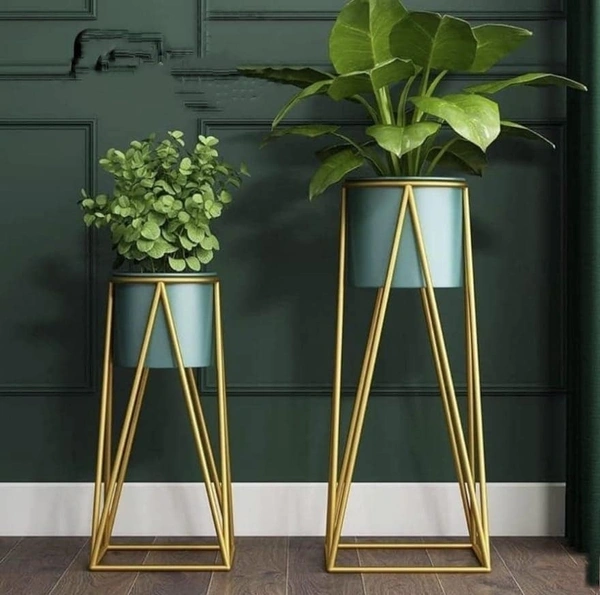 Metal pots with stands  - Size mention on pic