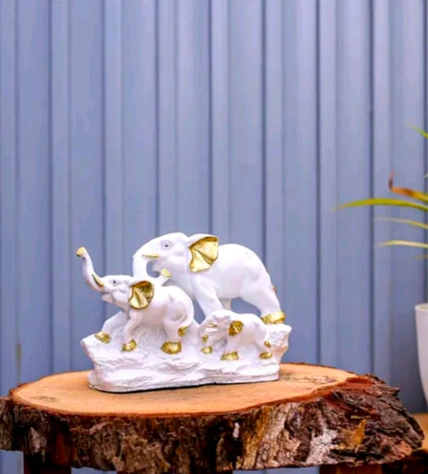 Elephant Family Leafting Showpiece 