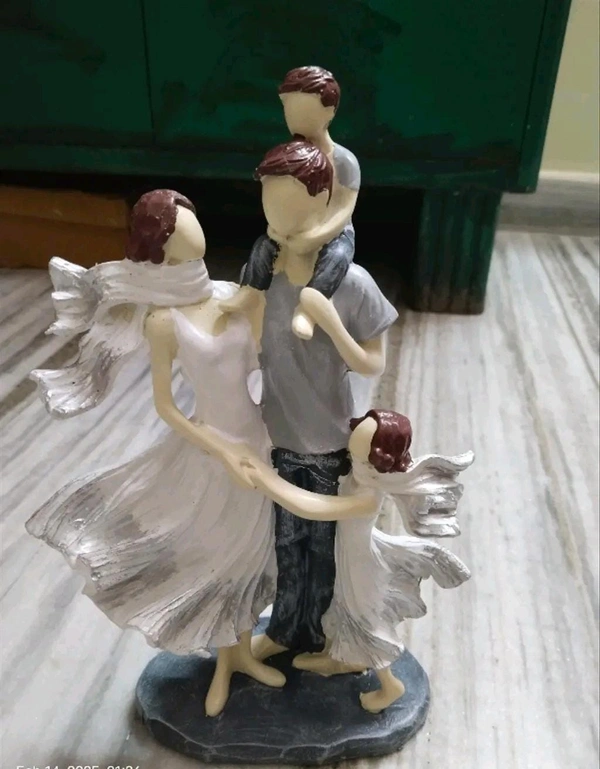 Poly resin family showpiece