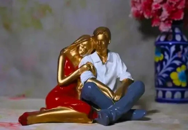 Sitting love couple showpiece