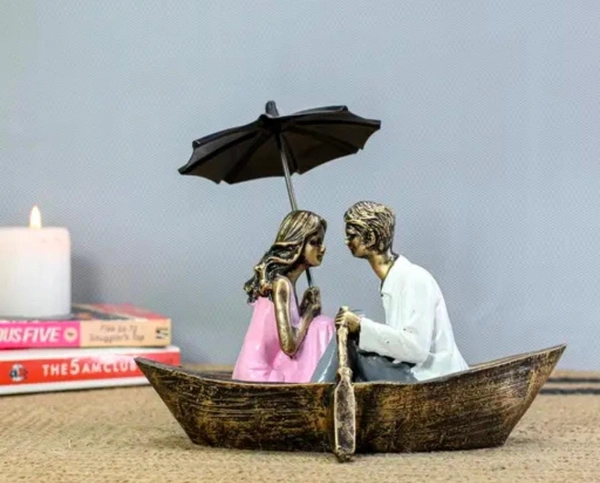 Romantic boat couple showpiece - Size 9 x 6 inch