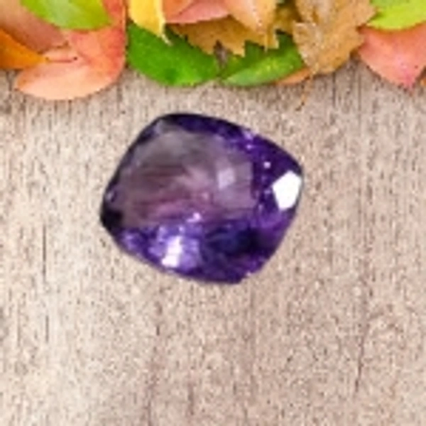 मकर और कुंभ राशि वालों के लिए नीली रत्न - Purple, 10.25 रत्ती