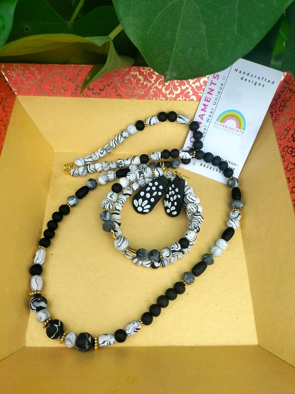 CLORNAMENTS Black & White Necklace Set  - Black
