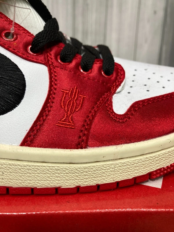 AIRJORDAN LOWs x TROPHY - 6 (40)