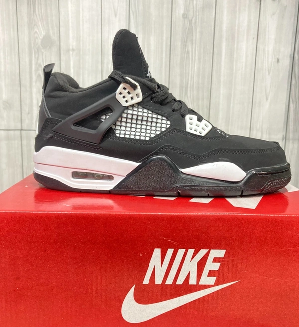 JORDAN 4 BLACK CEMENT - 7.5 (42)