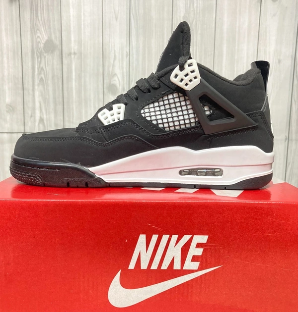 JORDAN 4 BLACK CEMENT - 7.5 (42)