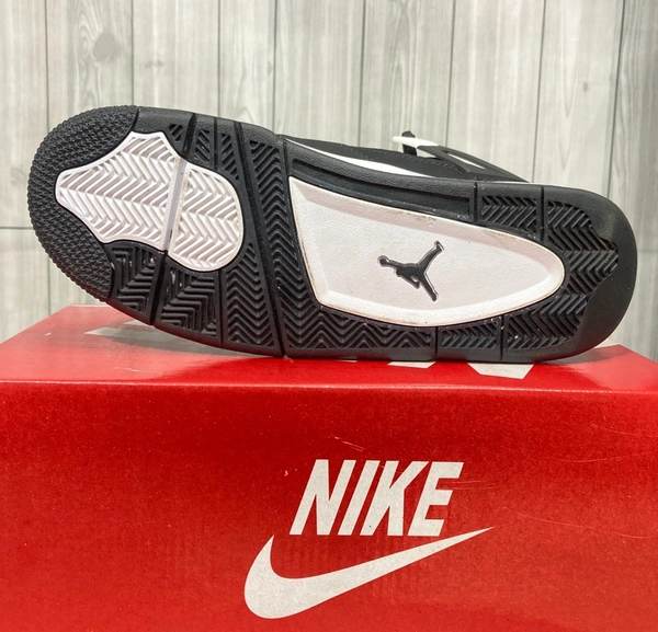 JORDAN 4 BLACK CEMENT - 7.5 (42)