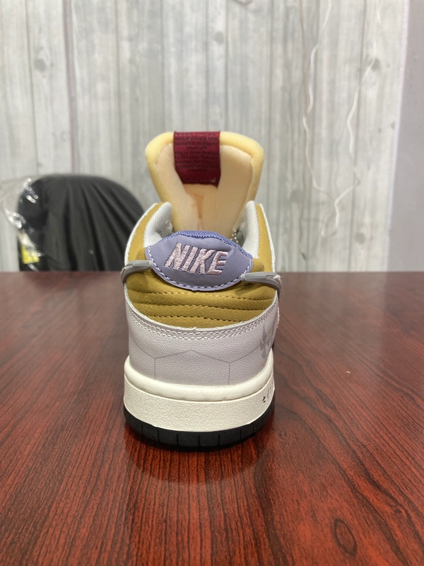 SB Dunk Ambush - 6