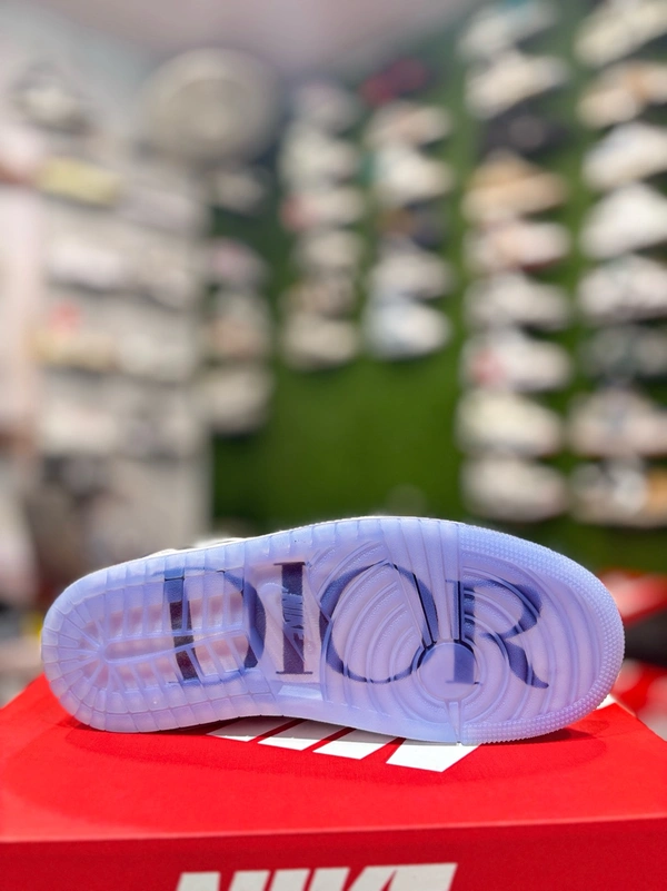 Air Jordan Low x Dior - 8.5 (43)
