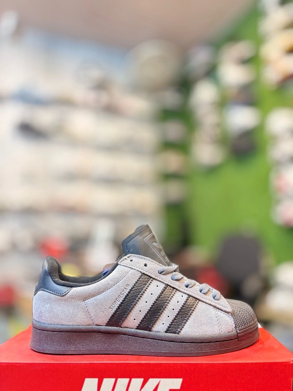 Superstar Shadow  - 9.5 (44)